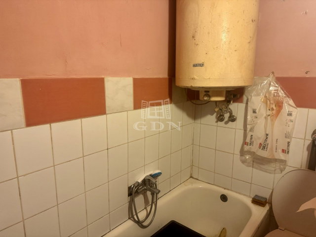Eladó téglalakás, Pécsett 31 M Ft, 2+1 szobás