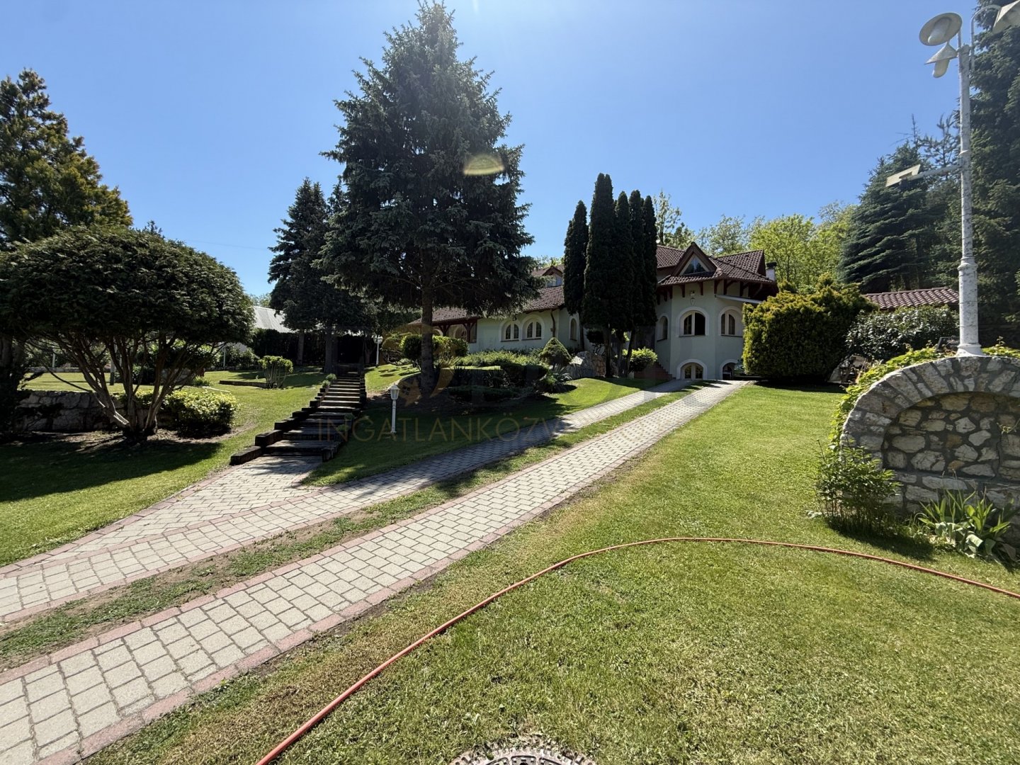 8 bed · 500m² · 299.000.000 ft
