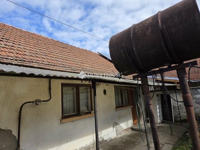 Eladó családi ház, Szegeden 24.9 M Ft, 2 szobás