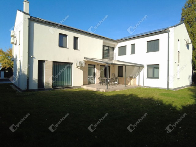 Eladó családi ház, Siófokon 450 M Ft, 12 szobás