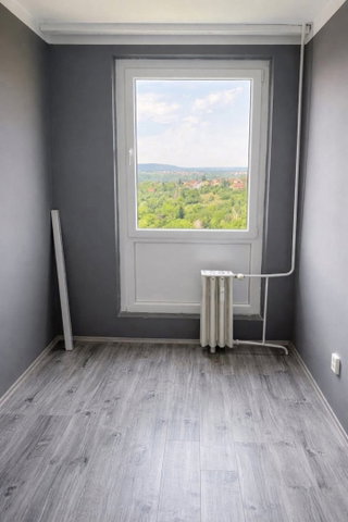 Eladó panellakás, Komlón 24.9 M Ft, 1+1 szobás