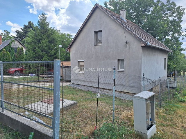 Eladó családi ház, Bicskén 40 M Ft, 2 szobás