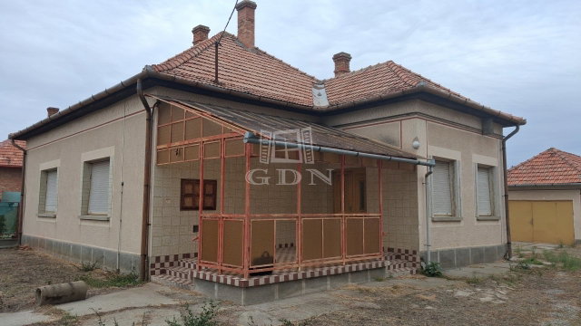 Eladó családi ház, Ópusztaszeren 53.99 M Ft, 4 szobás