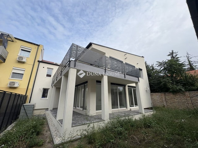 Eladó téglalakás, Pápán, Korona utcában 89.5 M Ft, 4 szobás