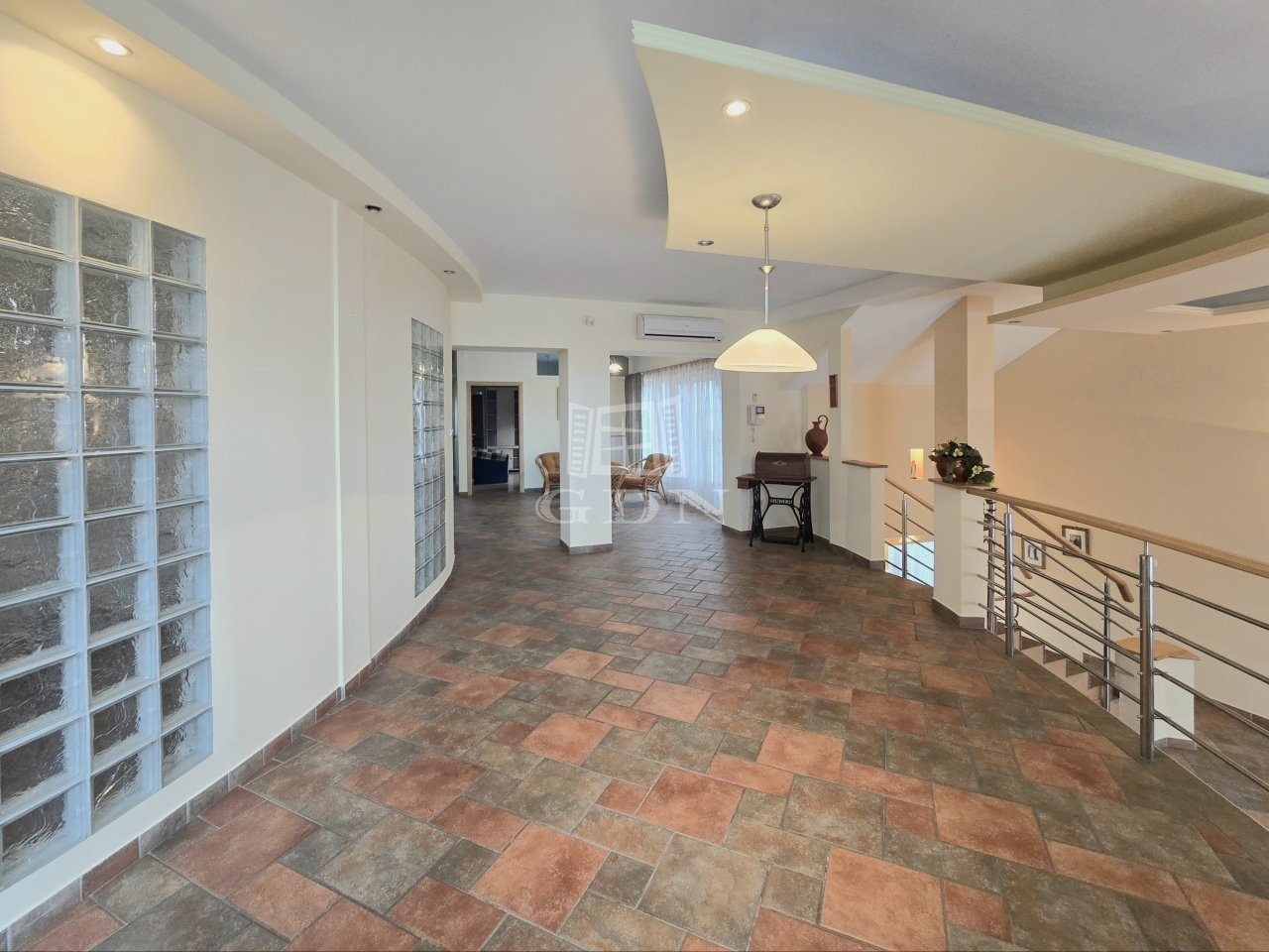 6 bed · 306m² · 98.500.000 ft