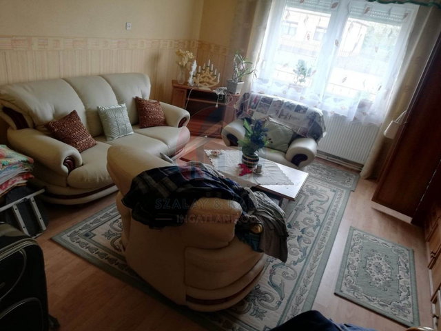 Eladó családi ház, Sarródon 82 M Ft, 5 szobás