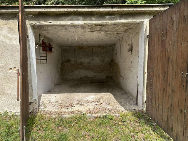 Eladó garázs, Komlón, Majális téren 2.5 M Ft