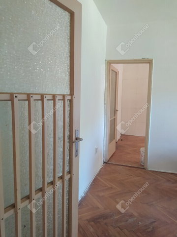 Eladó téglalakás, Komáromban 26 M Ft, 2 szobás