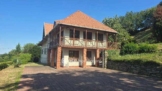 Eladó családi ház, Tapolcán 220.428 M Ft, 6 szobás