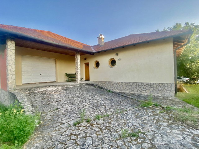 Eladó családi ház, Komáromban 131.2 M Ft, 4 szobás