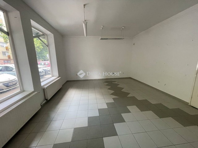 Eladó üzlethelyiség, Orosházán, Széchenyi téren 45 M Ft