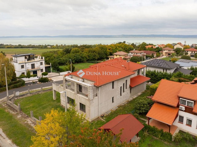 Eladó családi ház, Balatonföldváron 350 M Ft, 7 szobás