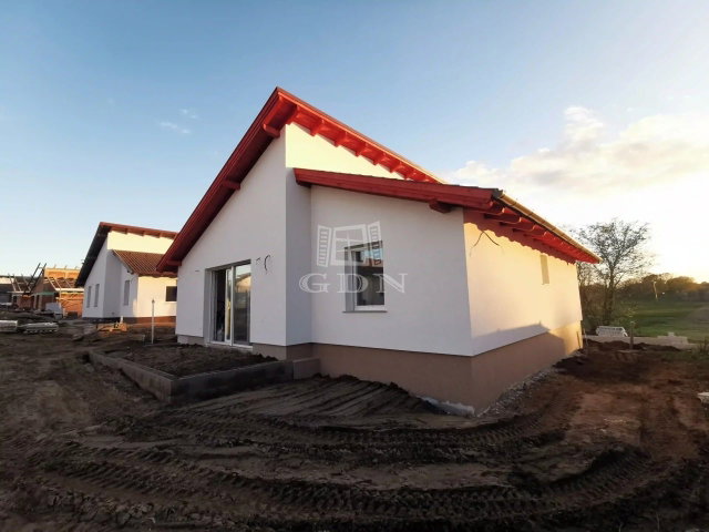 Eladó családi ház, Vácrátóton 92.9 M Ft, 4 szobás
