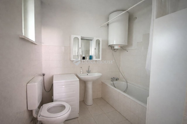 Eladó családi ház, Pilisen 42.5 M Ft, 2 szobás