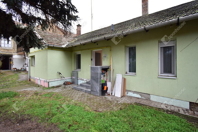 Eladó téglalakás, Szegeden 32 M Ft, 2 szobás