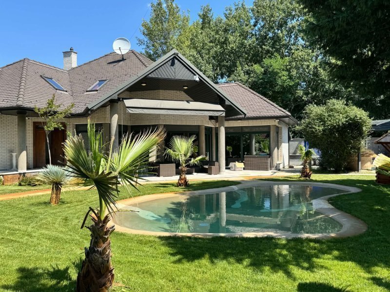 Családi ház · 7 hálószoba · 404 m² · 2.468.400 Ft