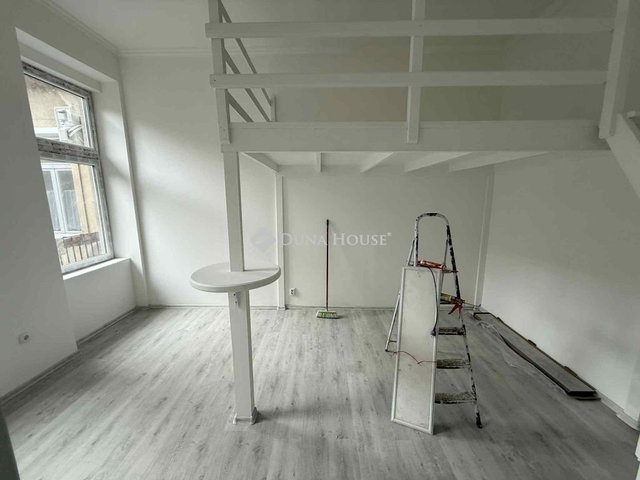 Eladó téglalakás, Budapesten, VI. kerületben 47.9 M Ft, 1 szobás