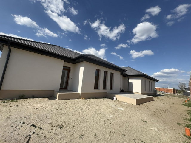 Eladó ikerház, Dunavarsányban 89.9 M Ft, 4 szobás