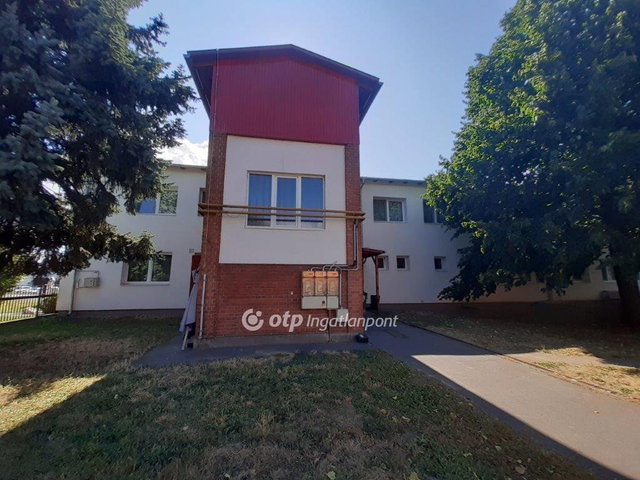 Eladó hotel, Dombóváron 219 M Ft, 24 szobás