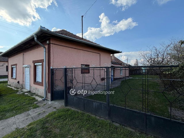 Eladó családi ház, Komádiban 8.9 M Ft, 4 szobás