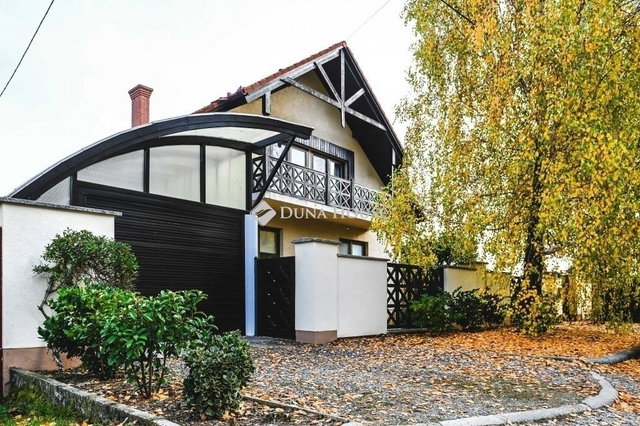 Eladó családi ház, Pécsett 145 M Ft, 7 szobás