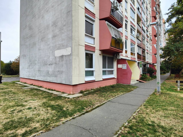 Eladó panellakás, Komlón 24.9 M Ft, 2 szobás
