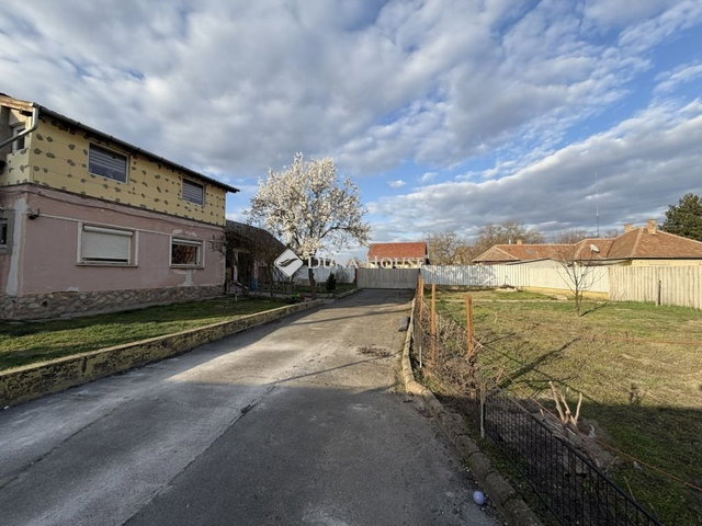 Eladó családi ház, Tápiószecsőn 64.4 M Ft, 8 szobás