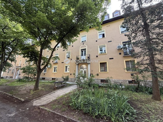 Eladó téglalakás, Pécsett 26.5 M Ft, 2 szobás