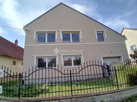 Eladó családi ház, Komáromban 89.99 M Ft, 6 szobás
