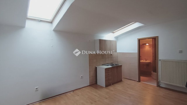 Eladó téglalakás, Veszprémben 29.9 M Ft, 1 szobás