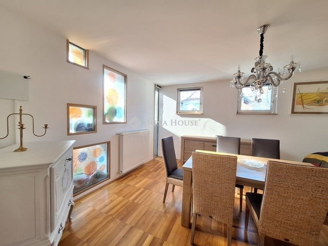 Eladó családi ház, Pécsett 130 M Ft, 4 szobás