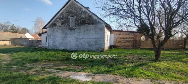 Eladó családi ház, Szekszárdon 8 M Ft, 1 szobás