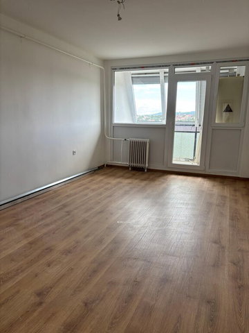 Eladó panellakás, Komlón 29.9 M Ft, 2+1 szobás