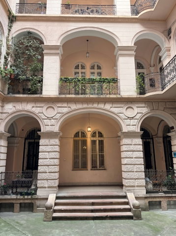 Eladó téglalakás, Budapesten, VI. kerületben 81 M Ft, 1 szobás