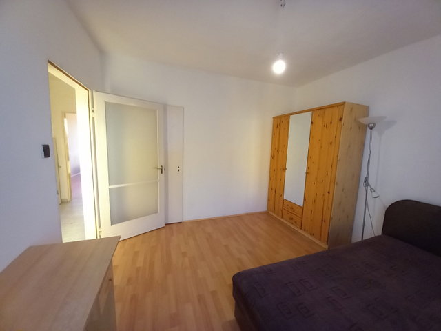 Kiadó panellakás, albérlet, Pécsett, Ág utcában 70 E Ft / hó