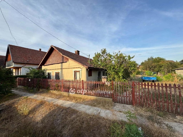 Eladó családi ház, Nádudvaron 8 M Ft, 1 szobás