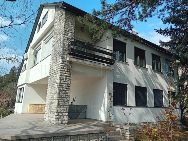 Eladó családi ház, Balatonföldváron 293 M Ft, 9 szobás