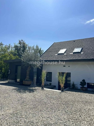 Eladó családi ház, Budaörsön 249.9 M Ft, 4 szobás