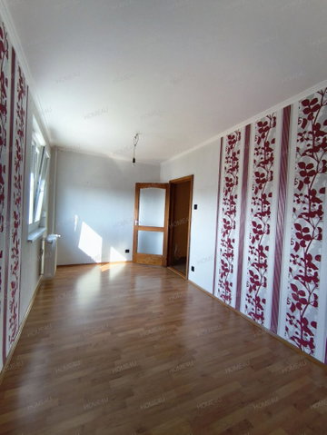 Eladó panellakás, Szolnokon 39.9 M Ft, 3 szobás