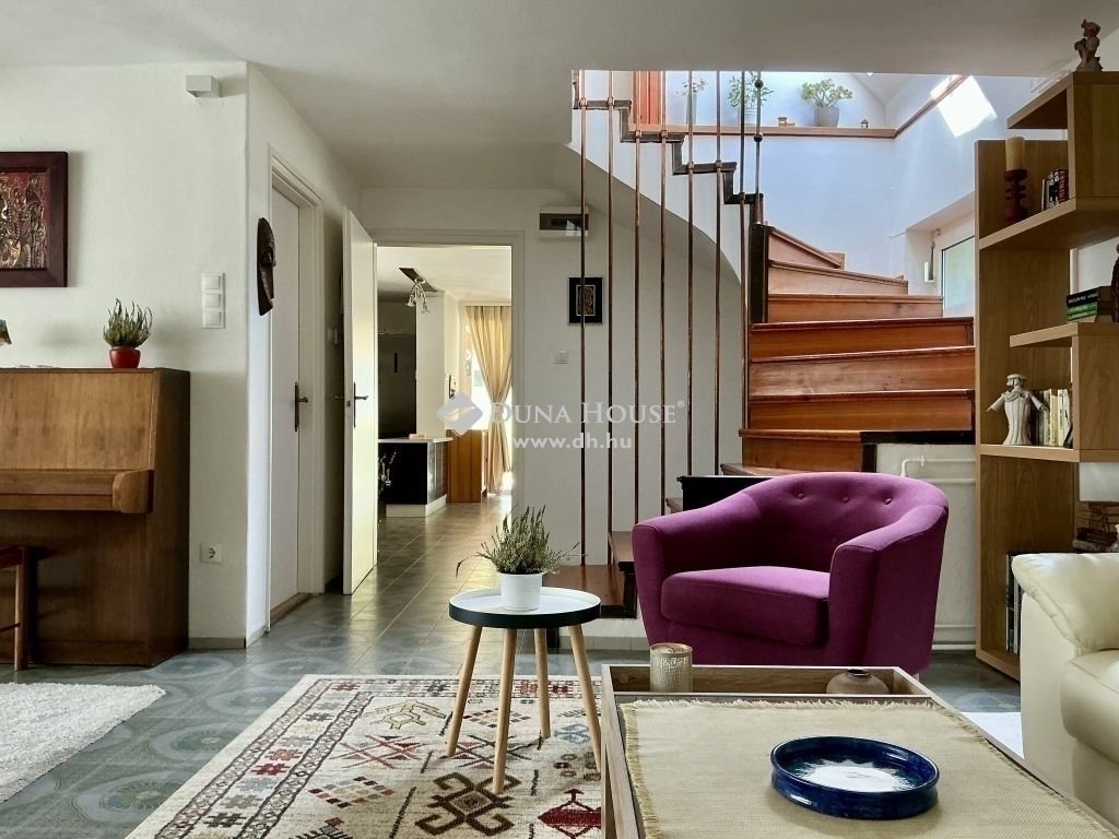 7 bed · 300m² · 379.000.000 ft