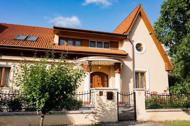 Eladó családi ház, Kecskeméten 235 M Ft, 8 szobás