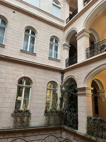 Eladó téglalakás, Budapesten, VI. kerületben, Nagymező utcában