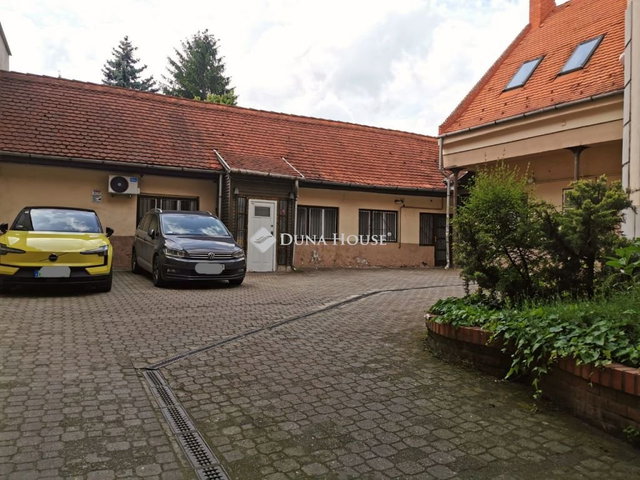 Eladó sorház, Miskolcon, Szemere Bertalan utcában 0.19 M Ft