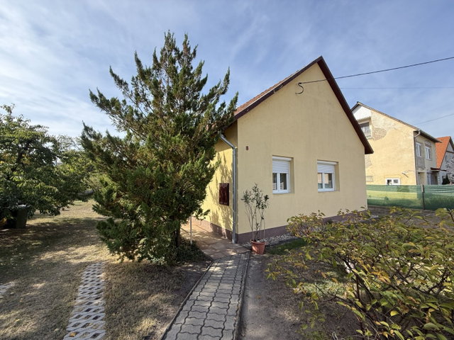 Eladó családi ház, Esztergomban 75 M Ft, 2 szobás