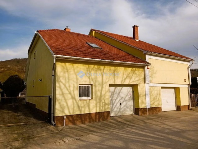 Eladó családi ház, Esztergomban 109 M Ft, 4 szobás