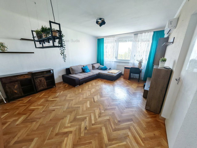 Eladó panellakás, Budapesten, XV. kerületben, Mézeskalács téren