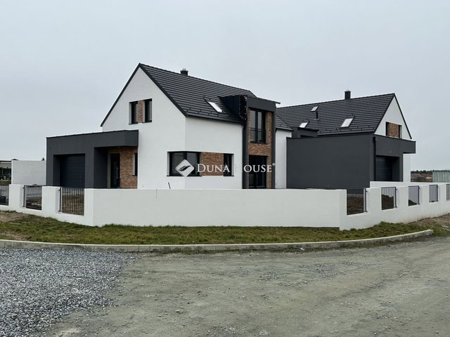 Eladó ikerház, Szombathelyen 179.99 M Ft, 5 szobás