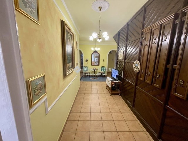Eladó családi ház, Alsónémediben 440 M Ft, 10 szobás