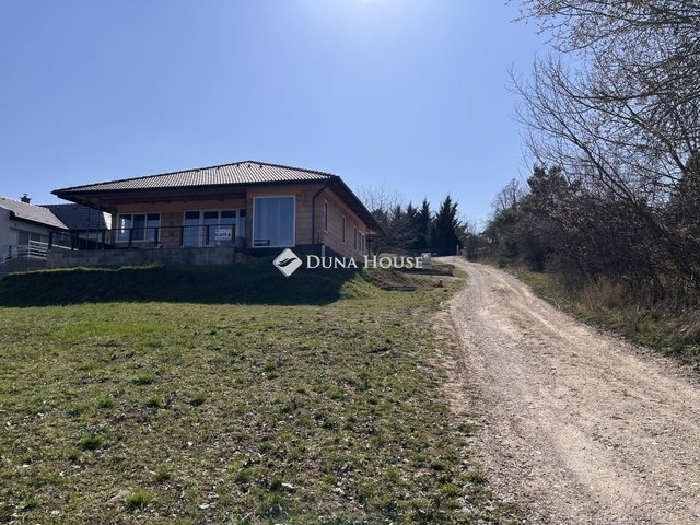 Eladó családi ház, Esztergomban 138 M Ft, 4 szobás