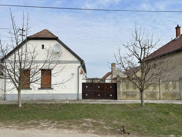 Eladó családi ház, Pusztacsaládon 53.5 M Ft, 3 szobás
